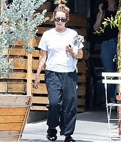 ashley-tisdale-out-for-lunch-at-all-time-restaurant-in-los-feliz-08-01-2022-2.jpg